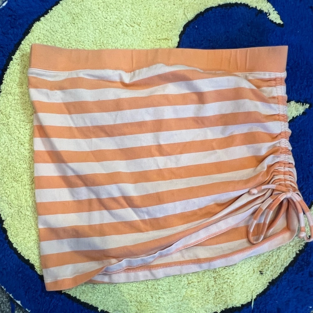 Sleeveless orange scrunch top